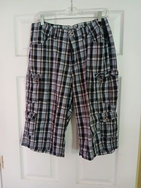 FOR MEN THESE PLAID CARGO SHORTS IN BLACK & GRAY